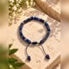 Bracelet AZULÉA CUBE en lapis-lazuli posé sur une pierre claire