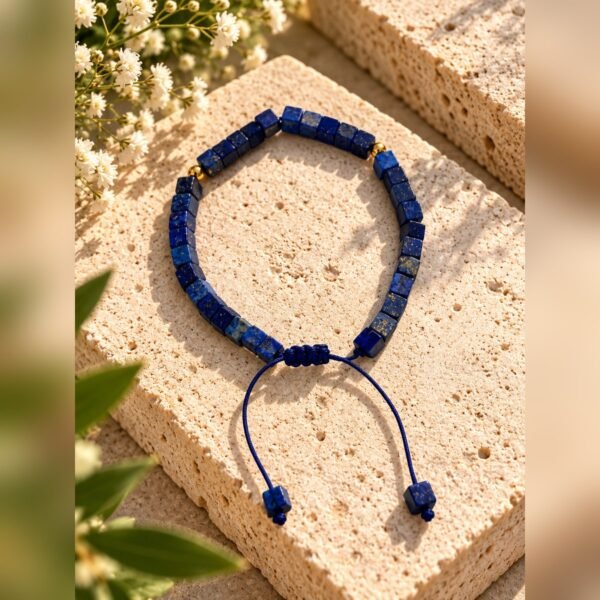 Bracelet AZULÉA CUBE en lapis-lazuli avec nœud coulissant bleu marine
