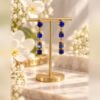 azur lapis lazuli boucles oreilles eclaircie Boucles d’oreilles AZUR en lapis-lazuli avec perles cubes couleur or