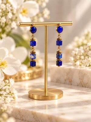 azur lapis lazuli boucles oreilles eclaircie Boucles d’oreilles AZUR en lapis-lazuli avec perles cubes couleur or