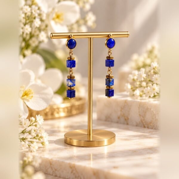 azur lapis lazuli boucles oreilles eclaircie Boucles d’oreilles AZUR en lapis-lazuli avec perles cubes couleur or