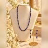 azur lapis lazuli parure collier boucles 1 eclaircie Parure AZUR en lapis-lazuli : collier et boucles d’oreilles aux perles cubes couleur or