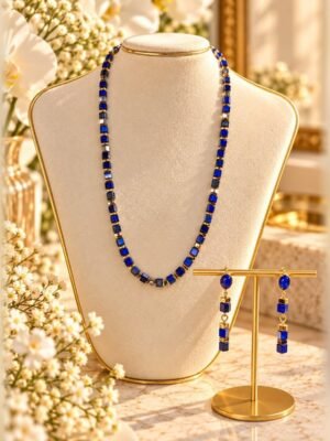 azur lapis lazuli parure collier boucles 1 eclaircie Parure AZUR en lapis-lazuli : collier et boucles d’oreilles aux perles cubes couleur or