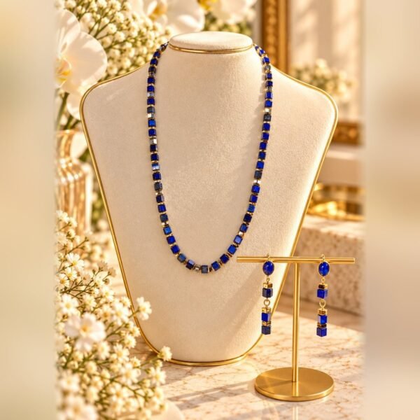 azur lapis lazuli parure collier boucles 1 eclaircie Parure AZUR en lapis-lazuli : collier et boucles d’oreilles aux perles cubes couleur or