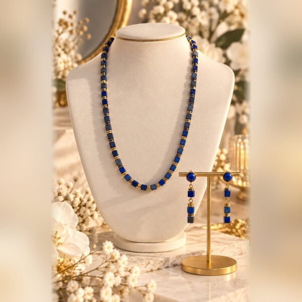 azur lapis lazuli parure collier boucles 2 eclaircie Collier et boucles d’oreilles AZUR en lapis-lazuli bleu roi, finitions couleur or