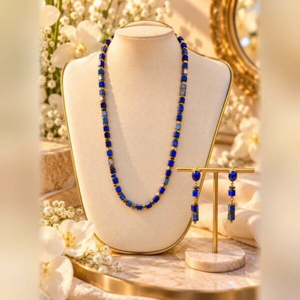 azur lapis lazuli parure collier boucles 3 eclaircie Ensemble AZUR lapis-lazuli et perles cubes couleur or – Serinaé