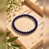 AZURA – lapis-lazuli Bracelet AZURA en perles de lapis-lazuli 6 mm posé sur une pierre