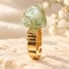 bague-aventurine-03 Bague brute en aventurine verte naturelle sertie de fil, finition ton or – vue 3