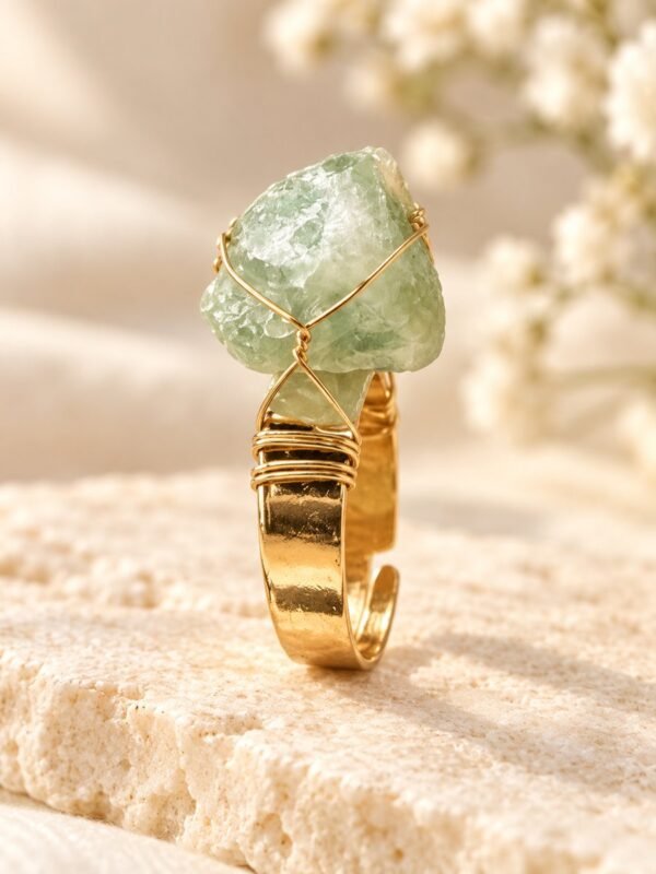 bague-aventurine-03 Bague brute en aventurine verte naturelle sertie de fil, finition ton or – vue 3