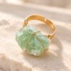 bague-aventurine-04 Bague brute en aventurine verte naturelle sertie de fil, finition ton or – vue 4
