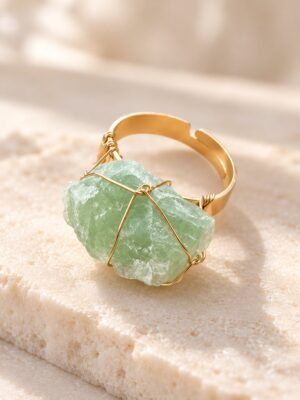bague-aventurine-04 Bague brute en aventurine verte naturelle sertie de fil, finition ton or – vue 4