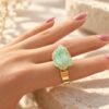 bague-aventurine-06 Bague brute en aventurine verte naturelle sertie de fil, finition ton or – vue 6