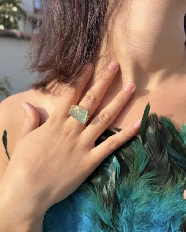 bague-aventurine-08 Bague brute en aventurine verte naturelle sertie de fil, finition ton or – vue 8