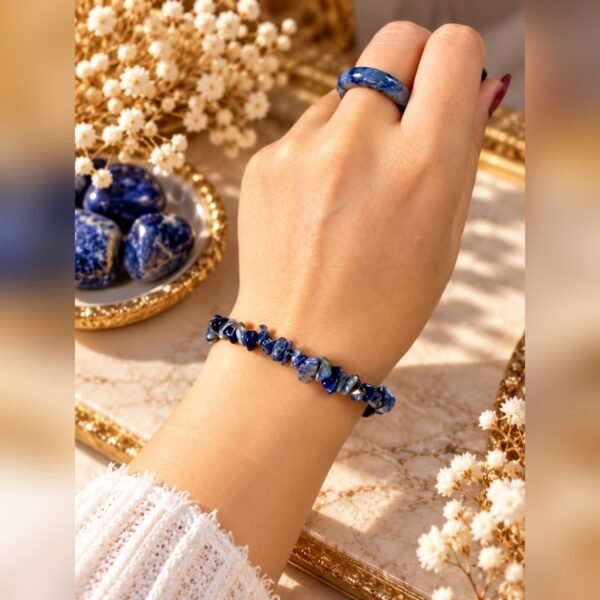 Bague AZUR en sodalite portée à la main avec un bracelet en éclats de sodalite