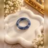 Bague AZUR en sodalite posée dans une coupelle blanche en forme de fleur