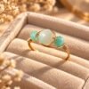 Bague AZURA – amazonite 2 Bague AZURA amazonite aux nuances turquoise, fil de cuivre couleur dorée entrelacé, dans son écrin en velours