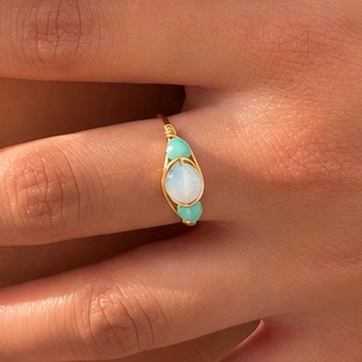 Bague AZURA – amazonite 3 Bague AZURA en amazonite portée au doigt, perles facettées turquoise et vert d'eau