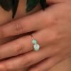 Bague AZURA – amazonite 5 Bague fine AZURA en perles d'amazonite et fil de cuivre couleur dorée portée à la main