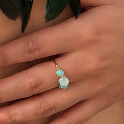Bague AZURA – amazonite 5 Bague fine AZURA en perles d'amazonite et fil de cuivre couleur dorée portée à la main