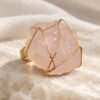 Bague brute en quartz rose naturel enlacée de fil, finition ton or, gros plan sur la pierre – vue 2