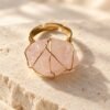 Bague brute en quartz rose naturel enlacée de fil, finition ton or, anneau ouvert réglable – vue 4
