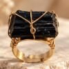 Bague brute en tourmaline noire naturelle enlacée de fil, finition ton or, vue de face – vue 1
