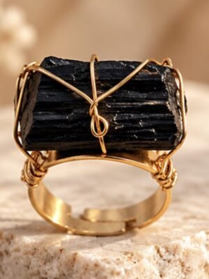 bague-brute-tourmaline-noire-1 Bague brute en tourmaline noire naturelle enlacée de fil, finition ton or, vue de face – vue 1