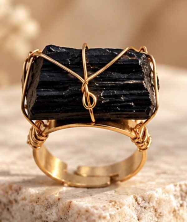 Bague brute en tourmaline noire naturelle enlacée de fil, finition ton or, vue de face – vue 1