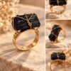 Bague brute en tourmaline noire naturelle enlacée de fil, finition ton or, vue sous plusieurs angles – vue 3