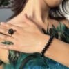 Bague brute en tourmaline noire naturelle enlacée de fil, finition ton or, portée au doigt – vue 6