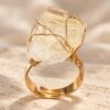 Bague brute en citrine jaune pâle naturelle enlacée de fil, finition ton or – vue 1