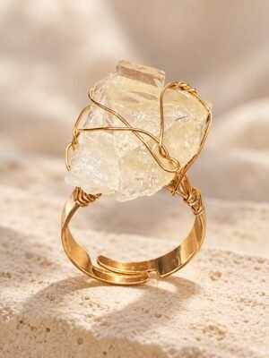 bague-citrine-01 Bague brute en citrine jaune pâle naturelle enlacée de fil, finition ton or – vue 1
