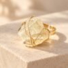 Bague brute en citrine jaune pâle naturelle enlacée de fil, finition ton or – vue 2