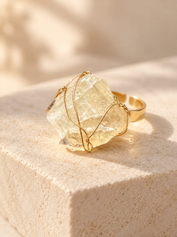 Bague brute en citrine jaune pâle naturelle enlacée de fil, finition ton or – vue 2