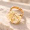 Bague brute en citrine jaune pâle naturelle enlacée de fil, finition ton or – vue 3