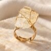 Bague brute en citrine jaune pâle naturelle enlacée de fil, finition ton or – vue 4