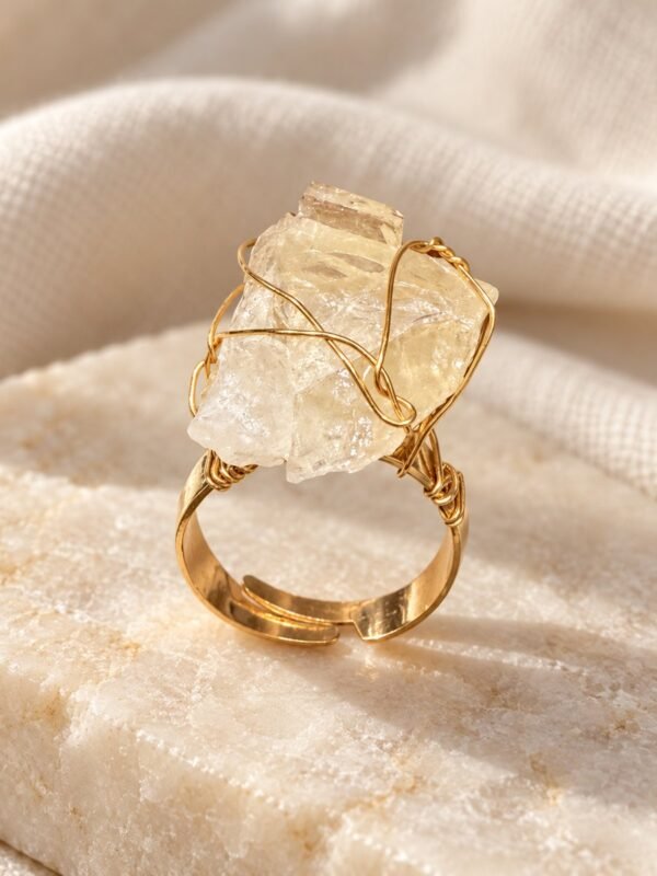 Bague brute en citrine jaune pâle naturelle enlacée de fil, finition ton or – vue 4