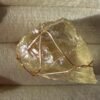 Bague brute en citrine jaune pâle naturelle enlacée de fil, finition ton or – vue 5