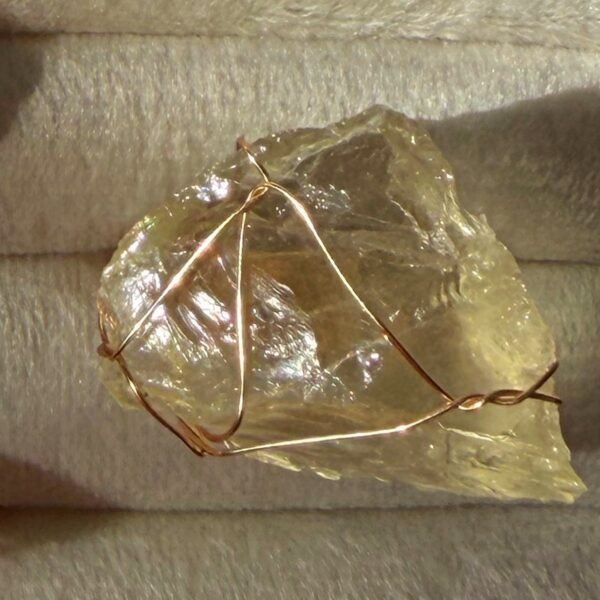 Bague brute en citrine jaune pâle naturelle enlacée de fil, finition ton or – vue 5
