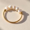 Bague ÉPURE perles d'eau douce, gros plan