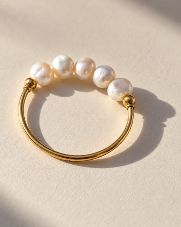 Bague ÉPURE perles d'eau douce, gros plan