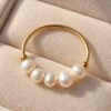Bague ÉPURE perles d'eau douce, gros plan
