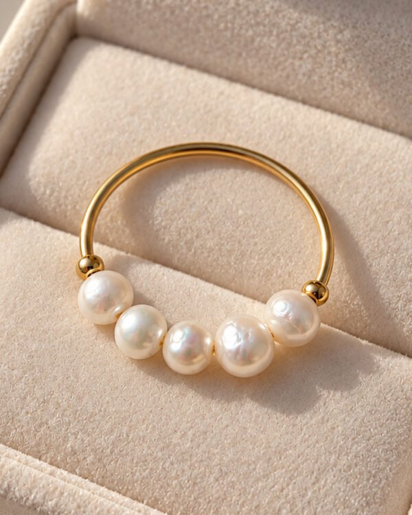 Bague ÉPURE perles d'eau douce, gros plan