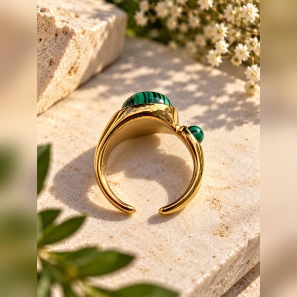 Bague MALYA en malachite vue de profil, monture ouverte asymétrique