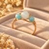 Bague mini AVENTURINE, pierre centrale d’aventurine pâle facettée et deux petites perles vert d’eau, fil finition ton or, dans un écrin – vue 1
