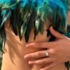 Bague mini AVENTURINE portée au doigt, main posée sur un haut en plumes – vue 3