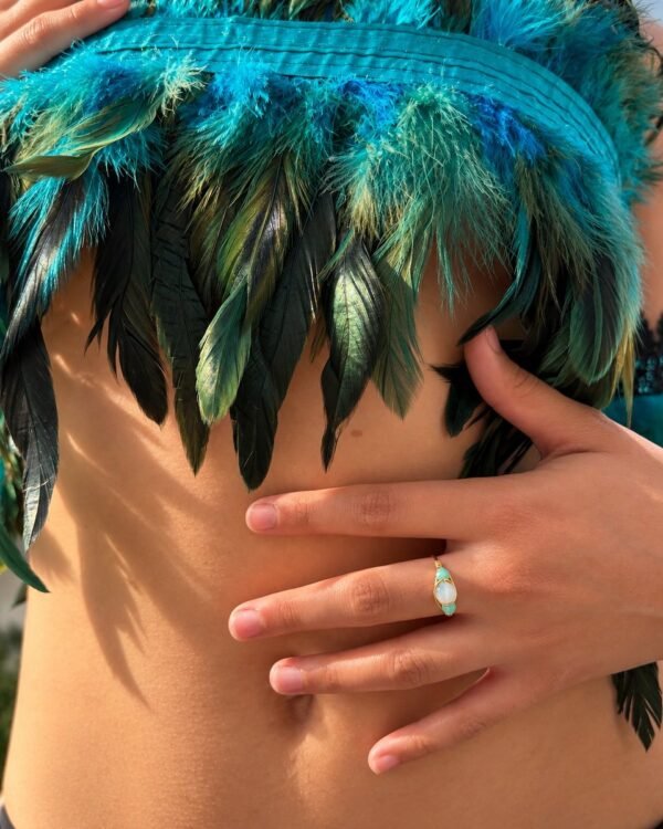Bague mini AVENTURINE portée au doigt, main posée sur un haut en plumes – vue 3