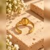 Bague SOLÉNA œil de tigre 2 Bague SOLÉNA vue de dos, monture ouverte réglable à double anneau aux finitions dorées – Serinaé