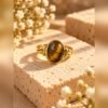 Bague SOLÉNA œil de tigre 3 Bague SOLÉNA, gros plan sur le cabochon d’œil de tigre aux reflets miel et caramel – Serinaé