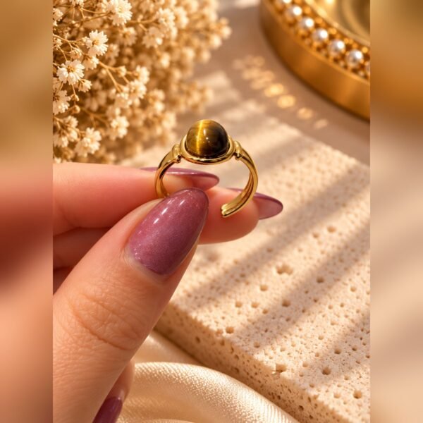 Bague SOLÉNA œil de tigre 4 Bague SOLÉNA en œil de tigre tenue entre les doigts – Serinaé